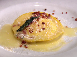 Raviolo al' Uovo
