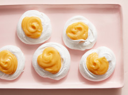 Pavlova Eggs with Lemon Curd