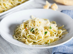 Spaghetti with Oil and Garlic (Aglio e Olio)