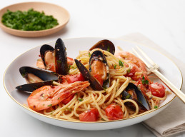 Spaghetti with Shrimp, Mussels and Baby Tomatoes