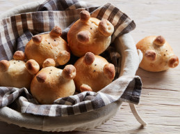 If You Like Frog Bread, You'll Love These Piggy Rolls