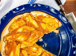 Apple Caramel Cobbler Cake