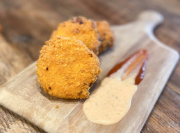 Goldfish-Crusted Mac and Cheese Medals