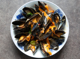 Chinese Wok-Tossed Mussels in Black Bean Sauce  