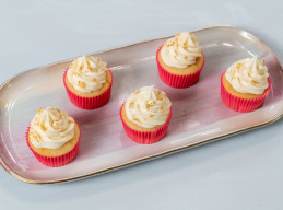 How to Decorate Cupcakes with Vanilla Buttercream and Edible Gold