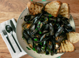 Simple Steamed Mussels 