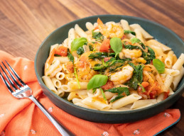 Gluten-Free Garlic Shrimp Pasta with Spicy Tomato Sauce 