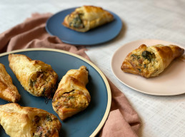 Cheesy Spinach Puff Pastry Bites