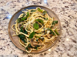 Pasta with Creamy Spinach Mushroom Ragú