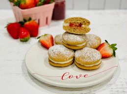 Strawberry Cheesecake Whoopie Pies 