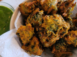 Onion and Spinach Pakora with Cilantro Chutney