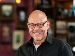 Alton Brown Cooks Live: Roasted Snapper, Island Edition