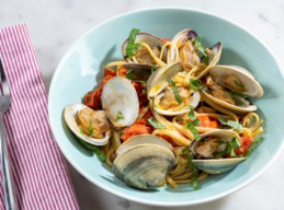 Linguine with Clams, Cherry Tomatoes and Basil
