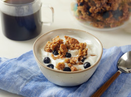 Blueberry-Vanilla Breakfast Cereal with Yogurt and Blueberry Preserves 
