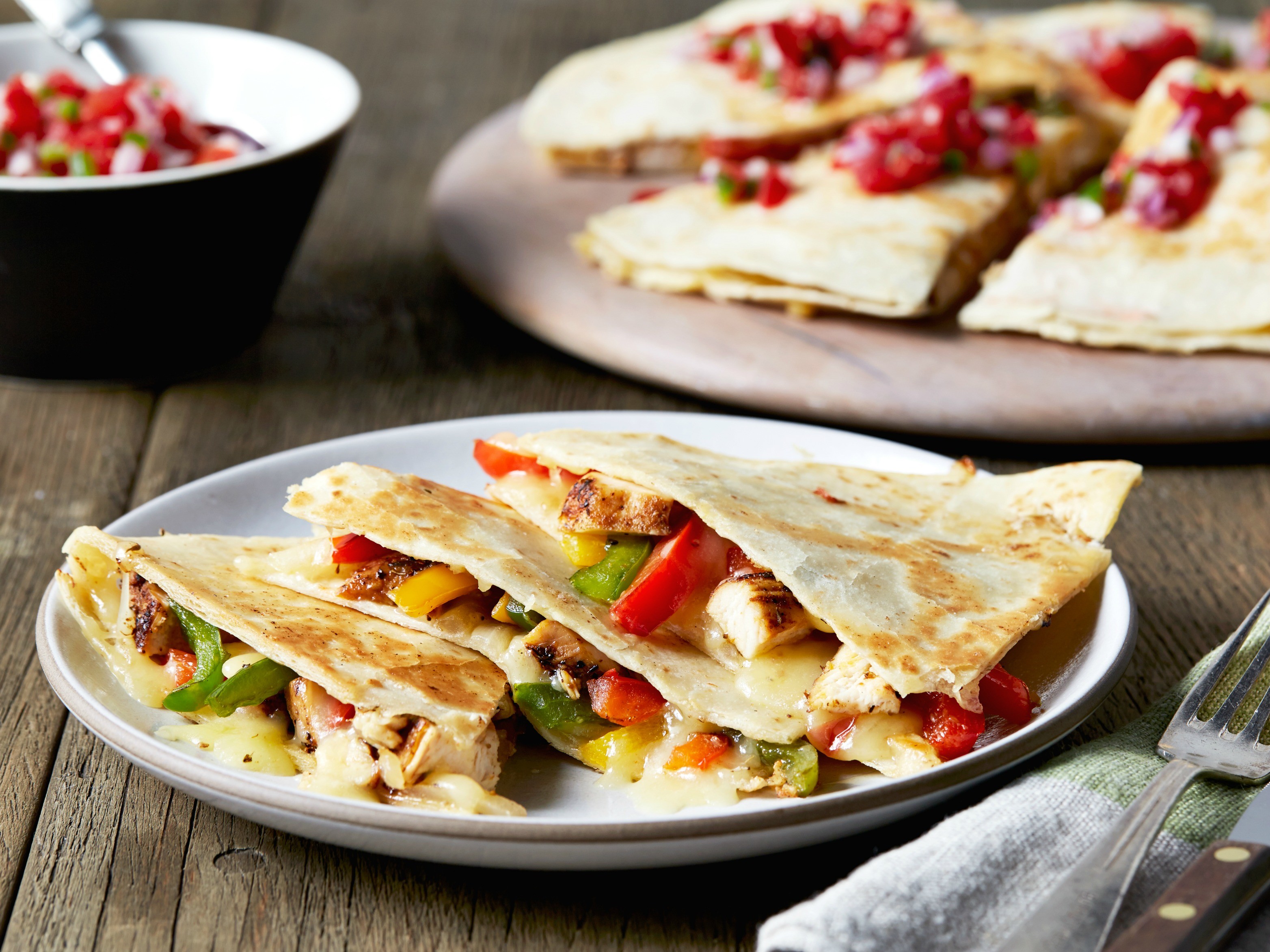 https://food.cld.sndimg.com/image/upload/c_fill/v1/fn_core_images/food/fullset/2013/2/5/1/WU0404H_chicken-quesadillas-recipe_s4x3.jpg
